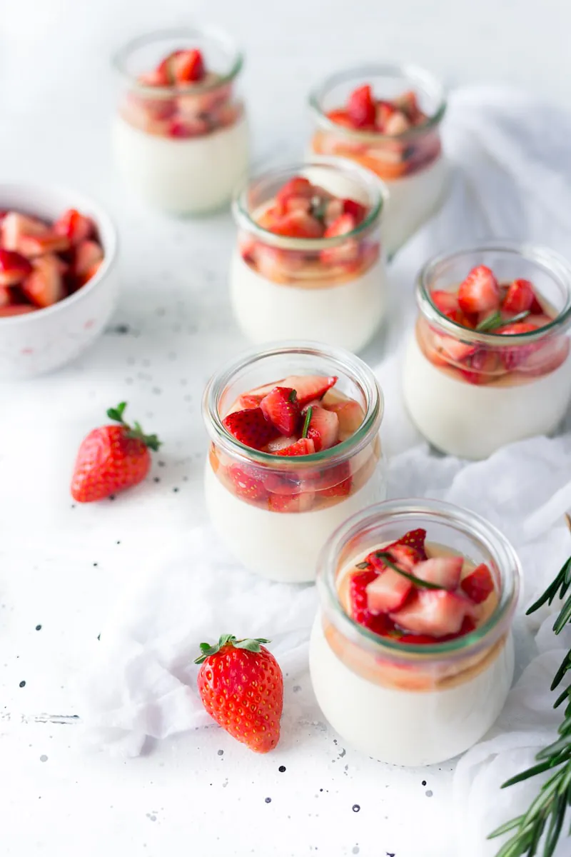 Samtige weiße Panna Cotta mit fruchtigem Waldbeerenspiegel und frischer Minze