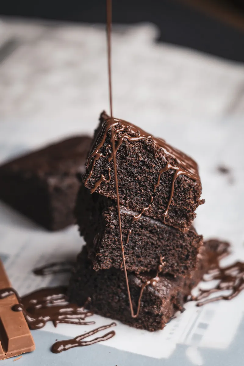 Warmes Schokoladensouffle mit flüssigem Schokokern und Puderzucker